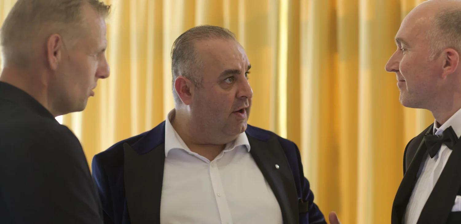 Salar Azimi in gesprek met twee deelnemers
