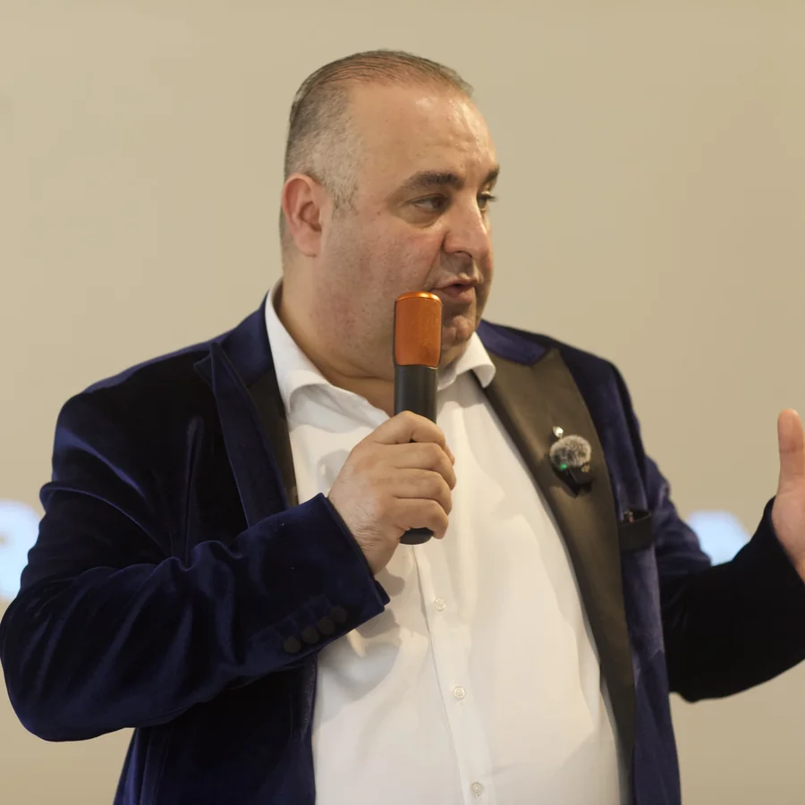 Salar Azimi tijdens zijn speech